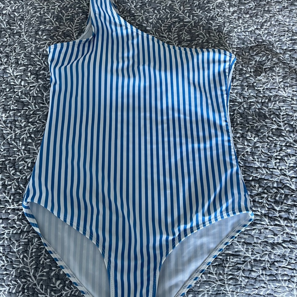 Chic One-Shoulder Striped Swimsuit